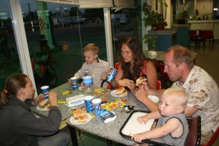 Nach vier Tagen wieder auf dem Weg - Tankstellenessen.